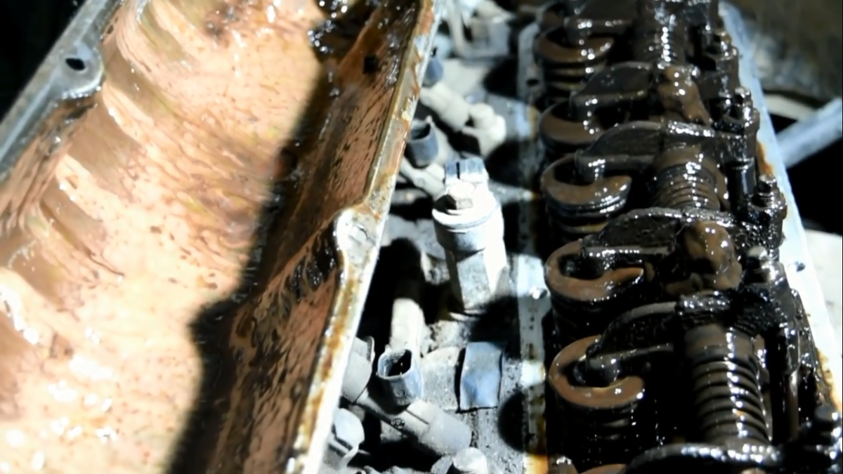 Так выглядит двигатель, если не менять масло во время.