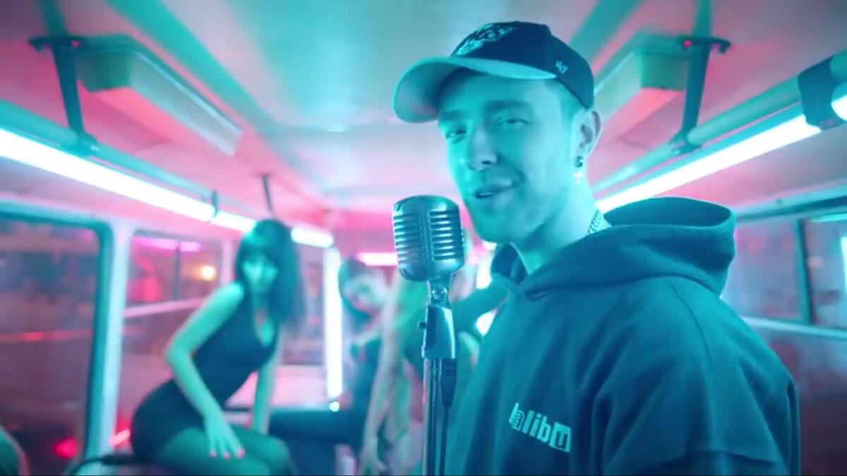 Кадр из клипа