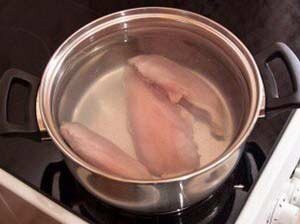 Добавляем пару горошин душистого перца, лавровый лист, чайную ложку соли и варим 20 минут. Я большая привереда к куриным супчикам и будучи ребенком, никогда их не ела у своей мамы. Мне не нравилось, что суп на курином бульоне оказывался мутным. Выход из этой ситуации я нашла сама, стоит взять мелкое сито и процедить через него бульон, тогда он станет красивым и прозрачным! Если вам кажется, что бульон имеет ненасыщенный вкус, то вы можете положить в кастрюлю половинку луковицы (которую после того, как курица проварится, стоит выкинуть) или положить пару бульонных кубиков.
