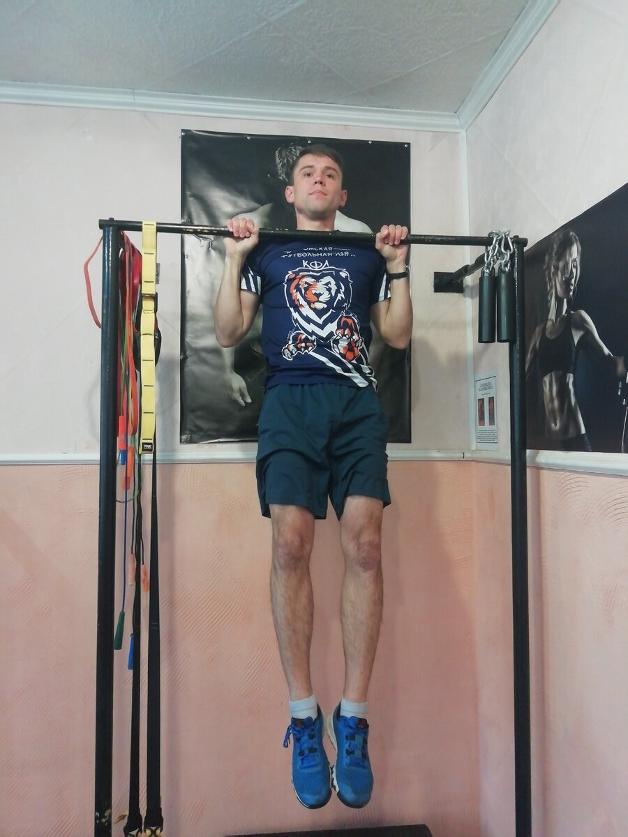 Вис на перекладине. Желательно это делать в различных позициях. 