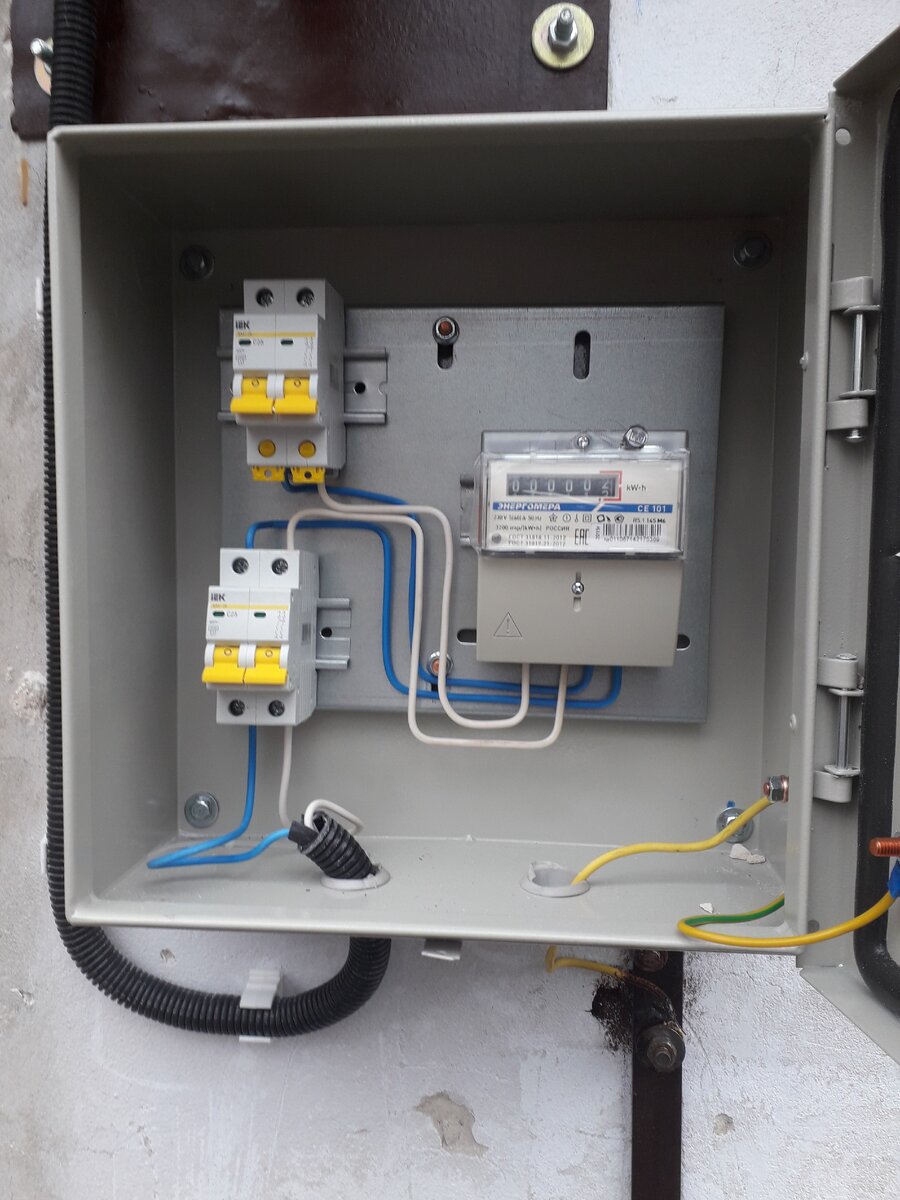 Пример щита учета электроэнергии на вводе в гараж.