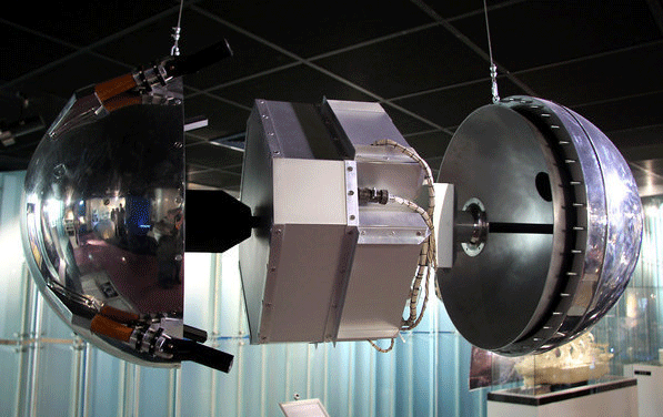 Простейший Спутник-1 (ПС-1). Вес - 83 кг, диаметр - 58 см. В принципе, мог бы нести на борту крысу или хомяка... Пока не закончится кислород.