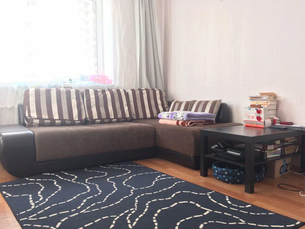 До сих пор не понимаю, зачем в однушку для одного человека покупать такой огромный диван. Фото: Нонтон.