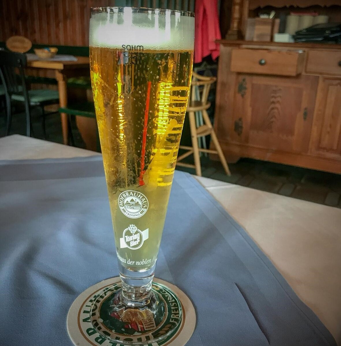 Бокал пива в немецком пивном ресторанчике