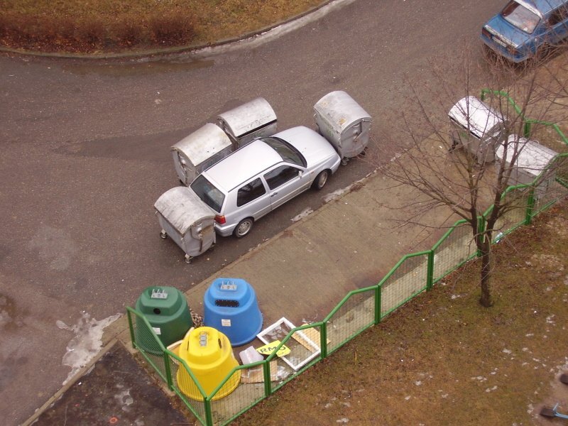 Занял место на парковке. Смешные парковки на машинах. Парковка во дворе прикол. Приколы про парковку машин.