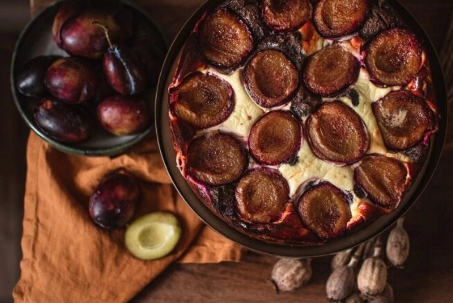 Сливовый пирог с маком и творогом