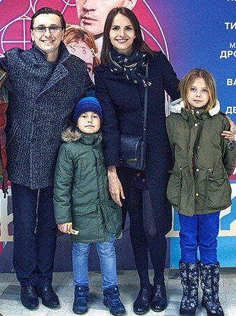 Сергей Безруков со старшими детьми и женой Анной Матисон