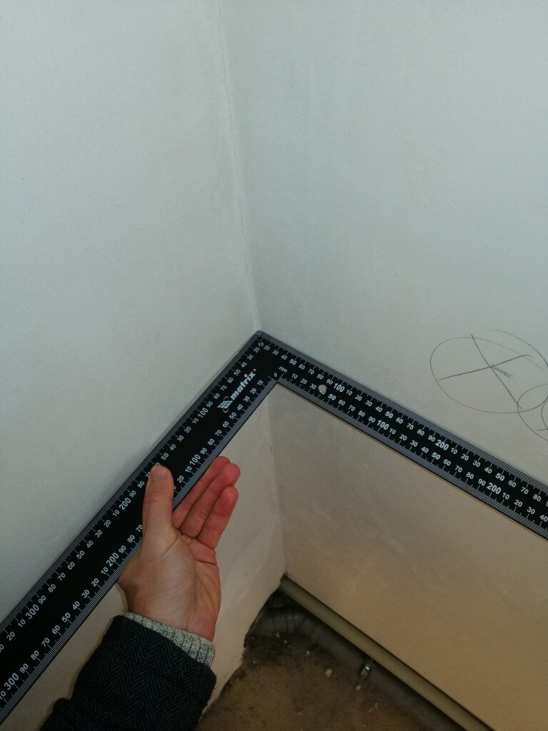 угол кухне, есть незначительная погрешность, но её легко будет исправить, так как сами плоскости ровные.