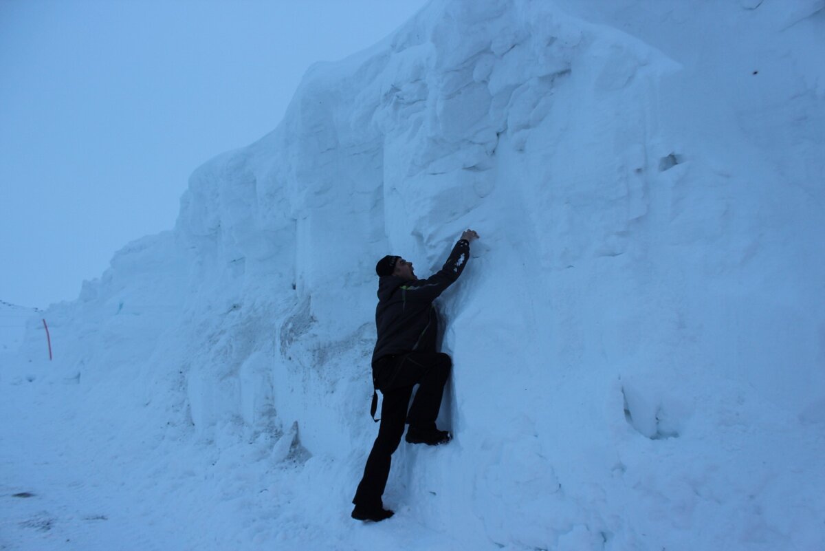 Столько снега наметает на перевале