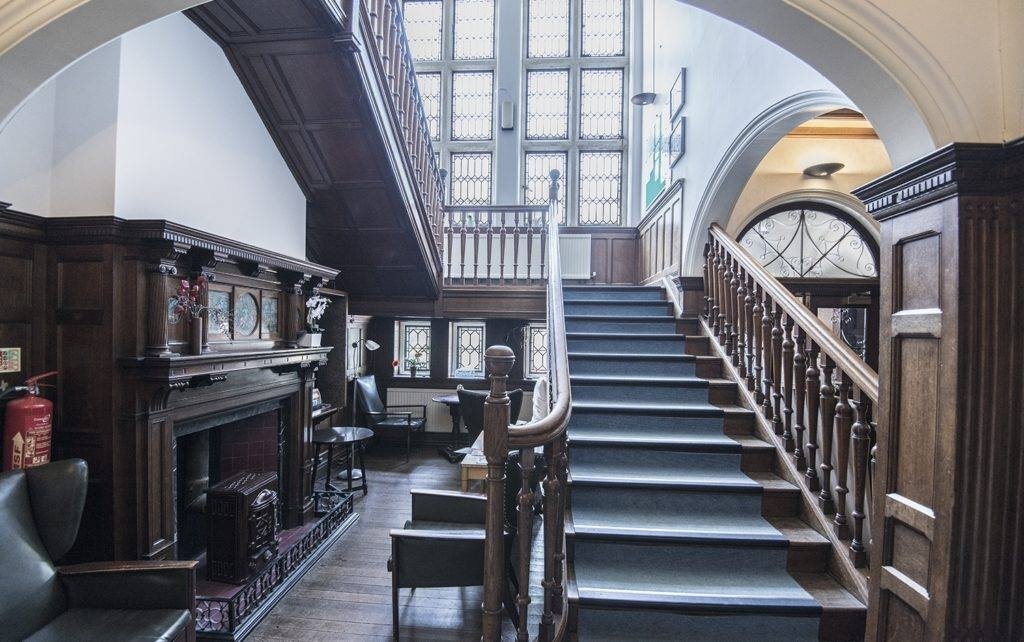 Проживают ученики школы в комфортабельной резиденции Truleigh Hill, расположенной всего в 15 минутах пешей ходьбы от школьных корпусов. Резиденцию окружает красивейший национальный парк Саут-Даунс. Школьники от 8 до 12 лет живут здесь на полном пансионе, ведь в резиденции есть общая столовая и магазин. И обязательно находятся под присмотром взрослых, организующих, в том числе, досуг и различные развлекательные мероприятия для детей.