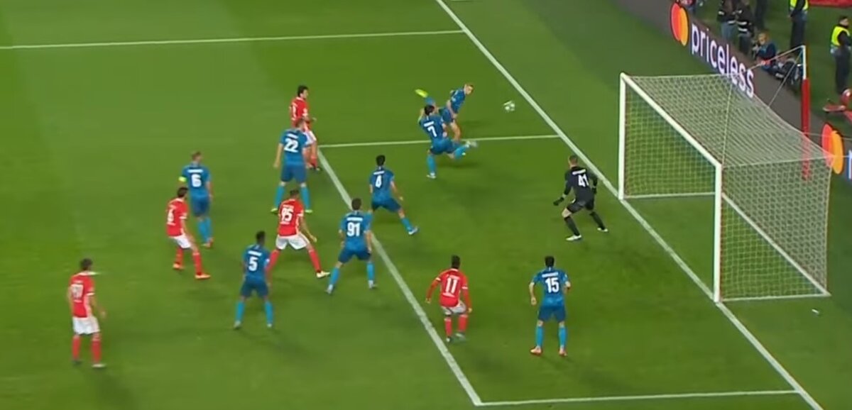 Гол пяткой от Азмуна в свои ворота