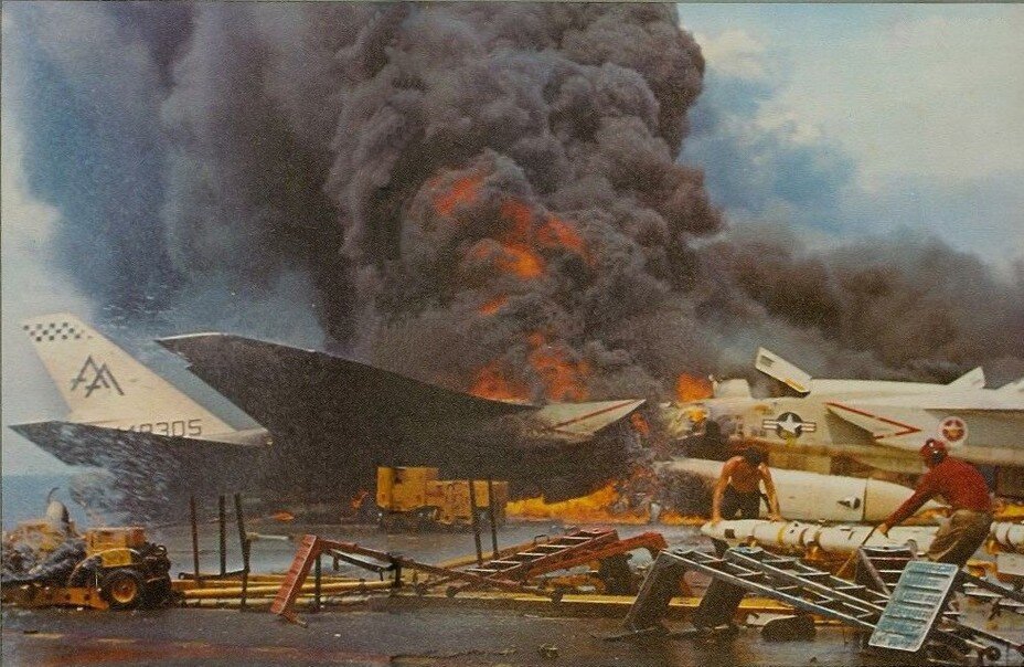 Авианосец «Форрестол» в огне. 1967-й. Фото: https://nesekretno-net.ru/blog/43227167585/O-tom,-kak-Makkeyn-avianosets-podzhigal?nr=1