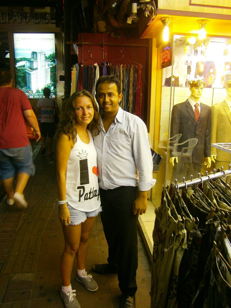 Начала улицы Уокинг-стрит и моя жена, и продавец одежды.