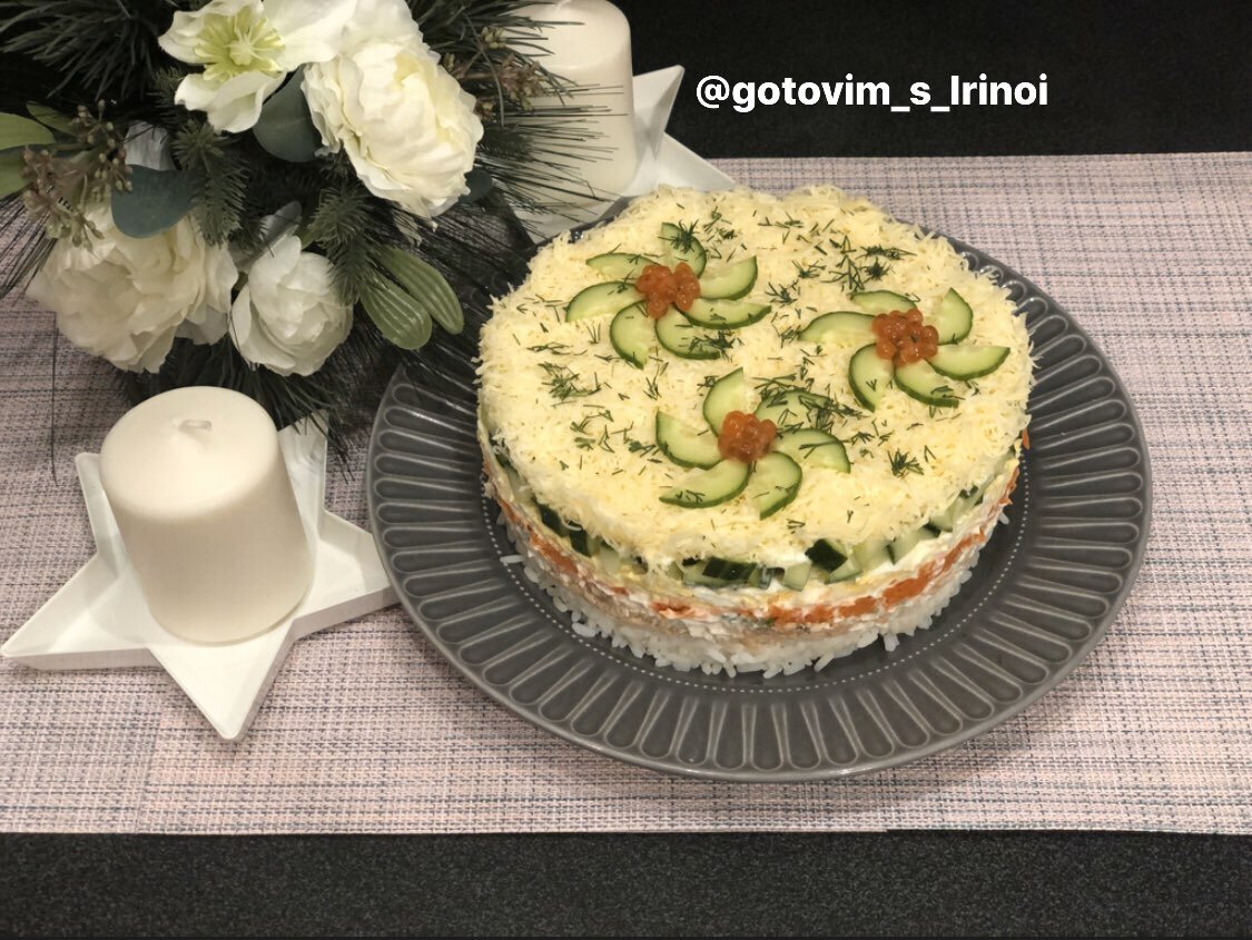 Закусочный торт-салат из крекеров, с рыбными консервами