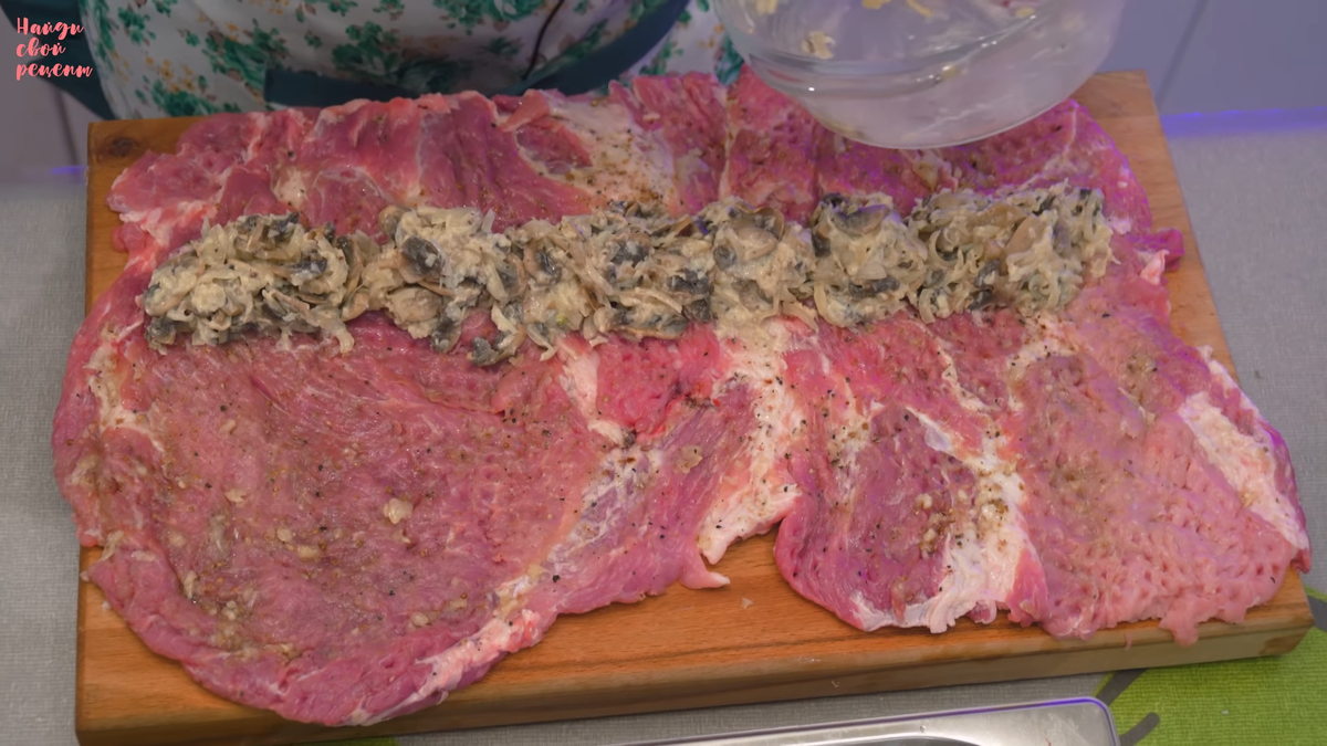 Заветная мечта всех мясоедов! Румяное и сочное порционное мясо – отбивная свинина, фаршированная нежными грибами!