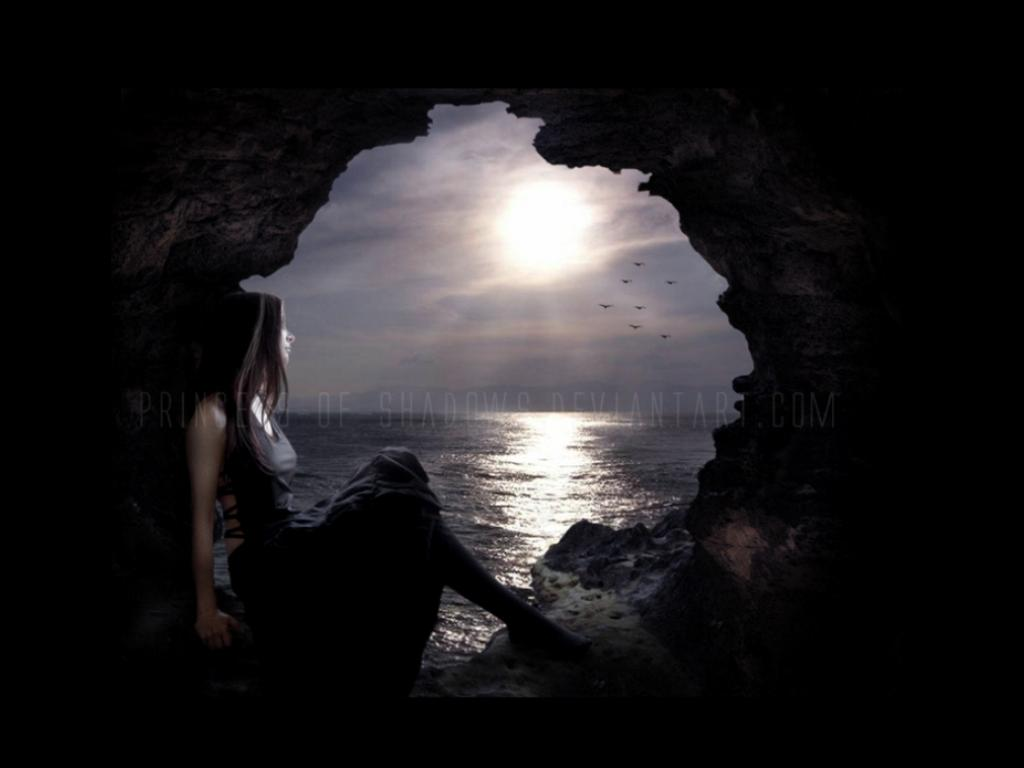 Ночь луна девушка. Девушка с развевающимися волосами. Девушка бежит по ночному лесу. Девушка в лунном свете. Страх в лесу.