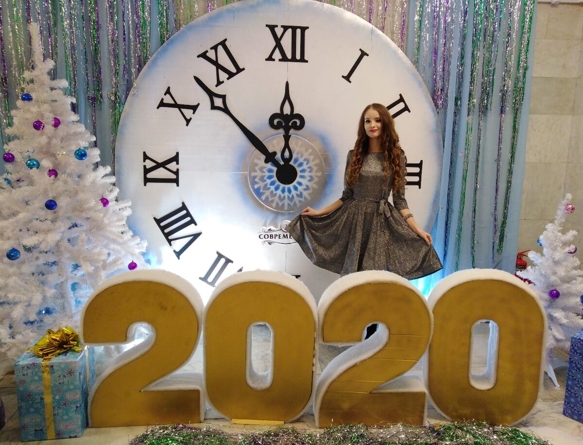 2021 необычный год. Фотозона на новый год 2022. Фотозона на новый год 2022 в школе. Фотозона часы новый год. Фотозона с часами на новый год.