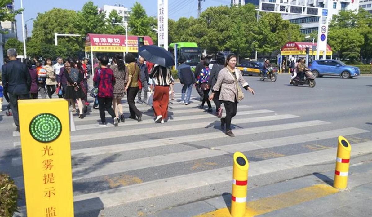 Пешеходам в китае. Китайские пешеходы. Пешеходы в Китае. Китайский пешеходный переход. Светофоры в Китае.