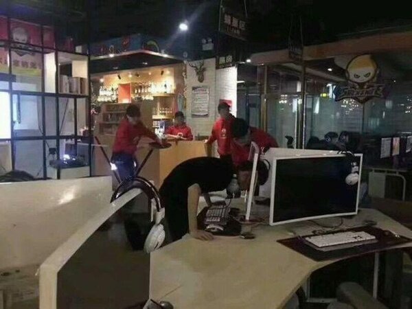 Никто кроме монитора не пострадал в данном инциденте :D