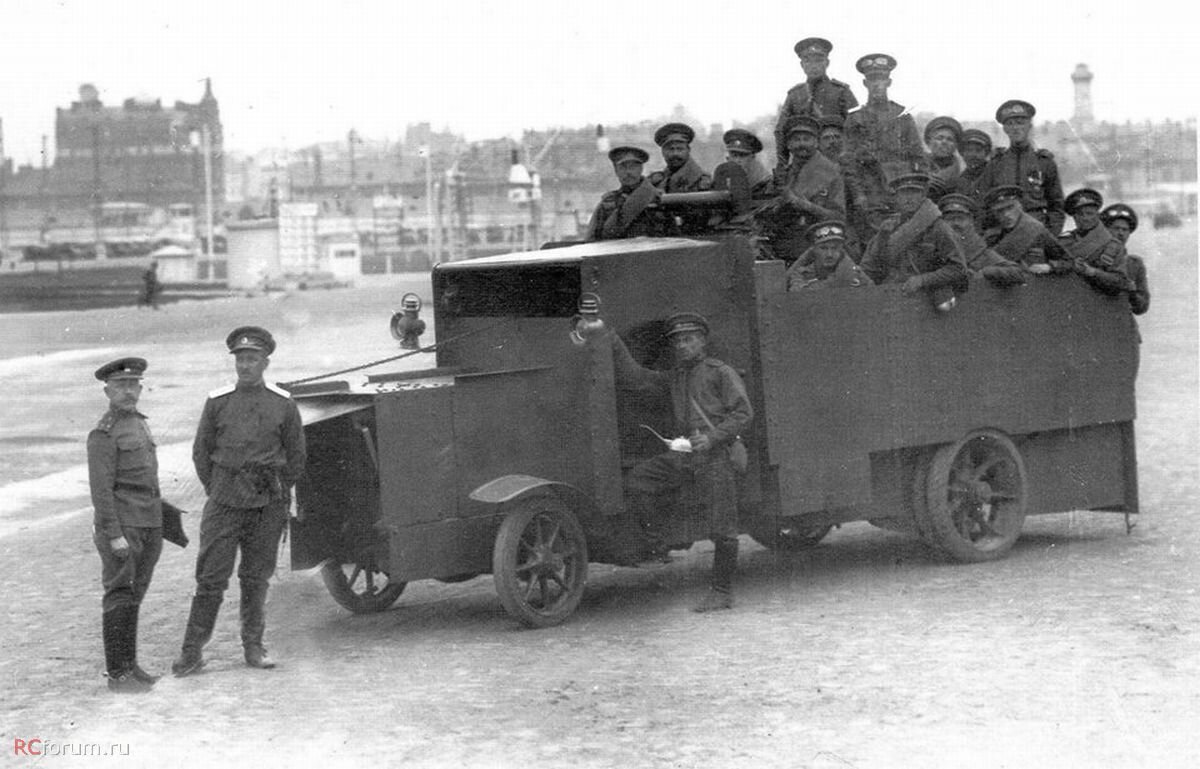 Бронированный грузовик «Берлие», изготовленный мастерскими Военной автошколы для учебных целей. Некоторое время эта машина использовалась для подготовки экипажей броневиков, Петроград, 1915 год 