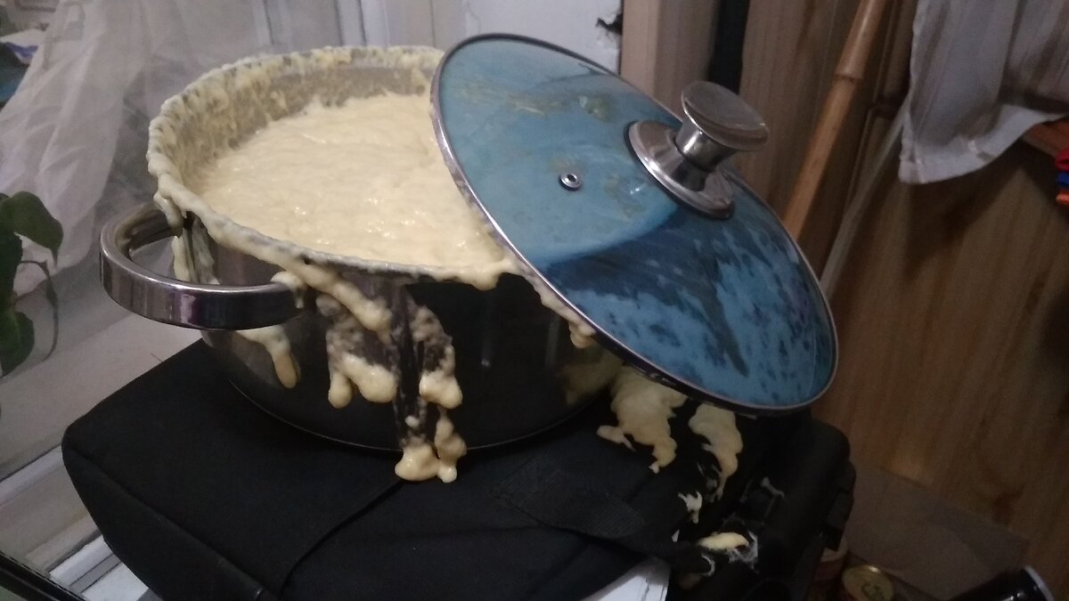 Тесто хорошо поднимается в теплом месте, я вот в том году на час оставила без присмотра, и оно убежало! А было пол кастрюли всего. фото автора