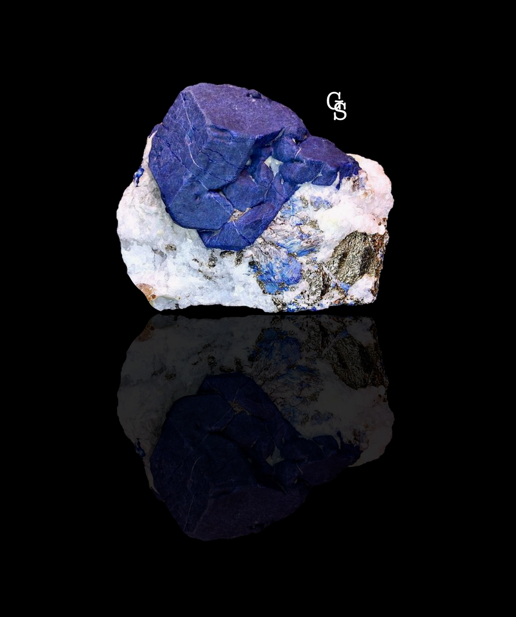 Образец лазурита в кальцитовой породе с золотистым пиритом, Афганистан, Бадахшанские копи. Статьи или видео публикуются каждый день после 18:00 по мск.