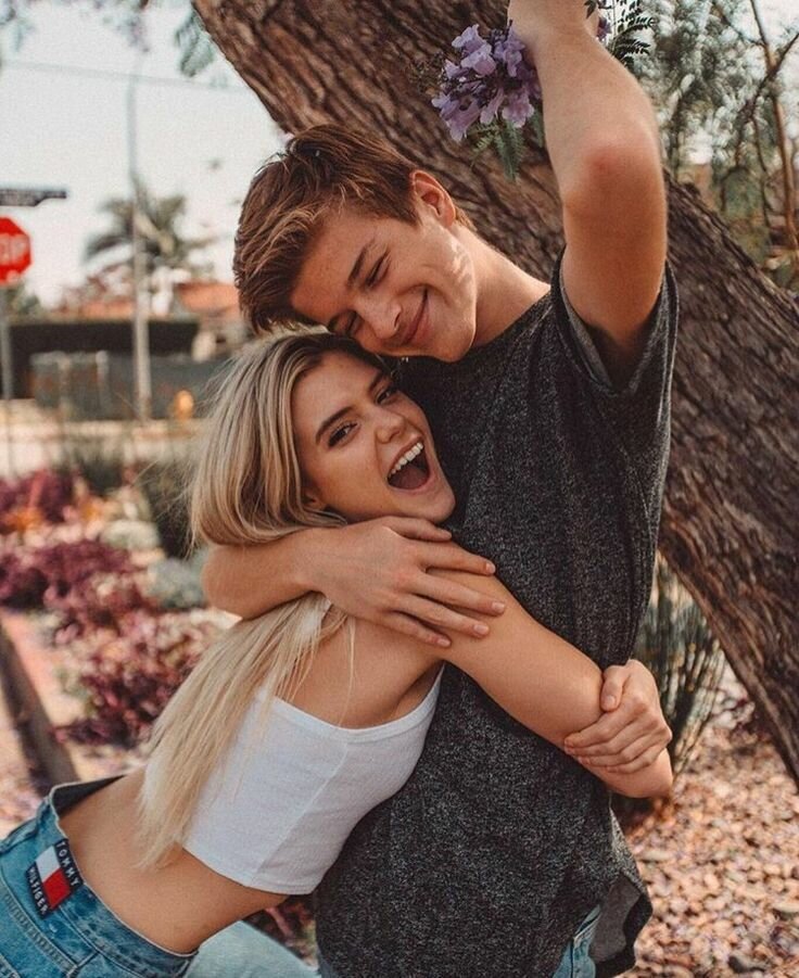 Парень сделал девушку счастливой