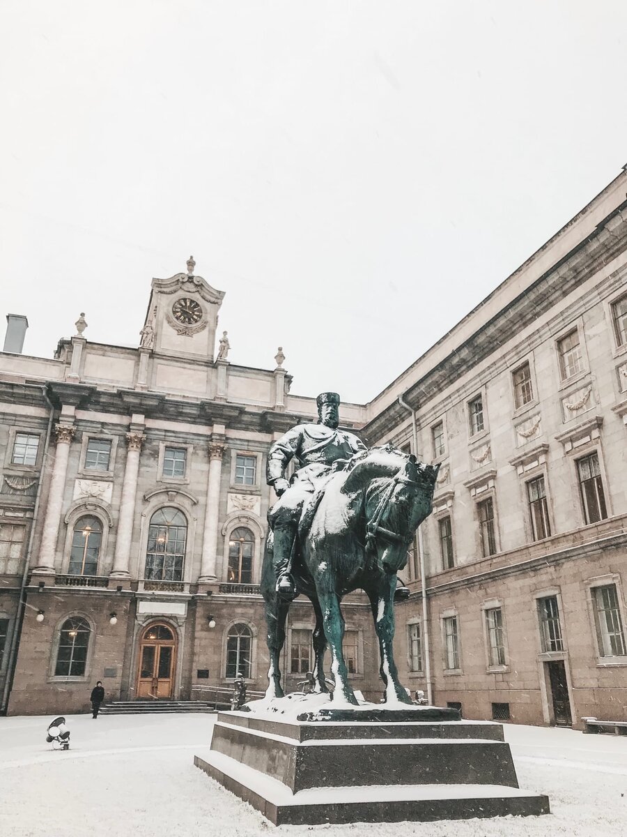 Памятник Александру III во дворе Мраморного дворца