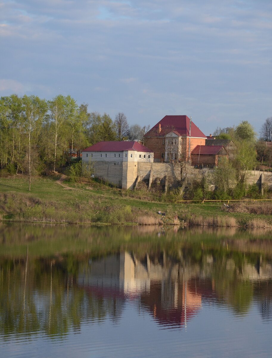Загадочный замок у воды. Стены укреплены контрфорсами, а за узкими окнами-бойницами, должно быть, дежурят стражники в кольчуге и латах...  Воды реки отделяют знакомое от неизведанного и загадочного!