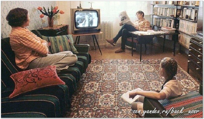 Советский телевизор был символом достатка в семье, часто в интерьере занимал одно из почетных мест, ставили прибор в «красный угол». Бабушки еще и накрывали кружевной салфеткой - для красоты и от пыли. 