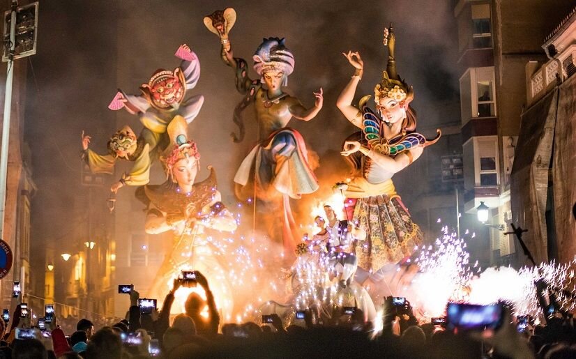 Las fallas. Праздник огня Фальяс Испания. Las Fallas праздник в Испании. Фальяс – праздник огня в Валенсии. Фестиваль Фальяс в Валенсии.