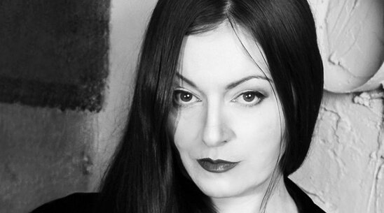 Алиночка-с. Вы только гляньте на её розовые щёчки и глазищи! Скоро влюблюсь. Я даже не думала о том, что она могла надеть. Я помню её такой - томной и чуть насмешливой, с длинными спутанными волосами и большими зелёными глазищами, глядящими из-под длинных ресниц.