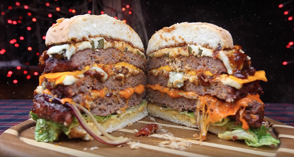 Рецепт бомбического Чизбургера с четырьмя сортами сыра, беконом и перцем Халапеньо от Жгучего Жгуча.

