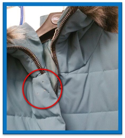 На месте декоративной кнопки остались только дырочки.