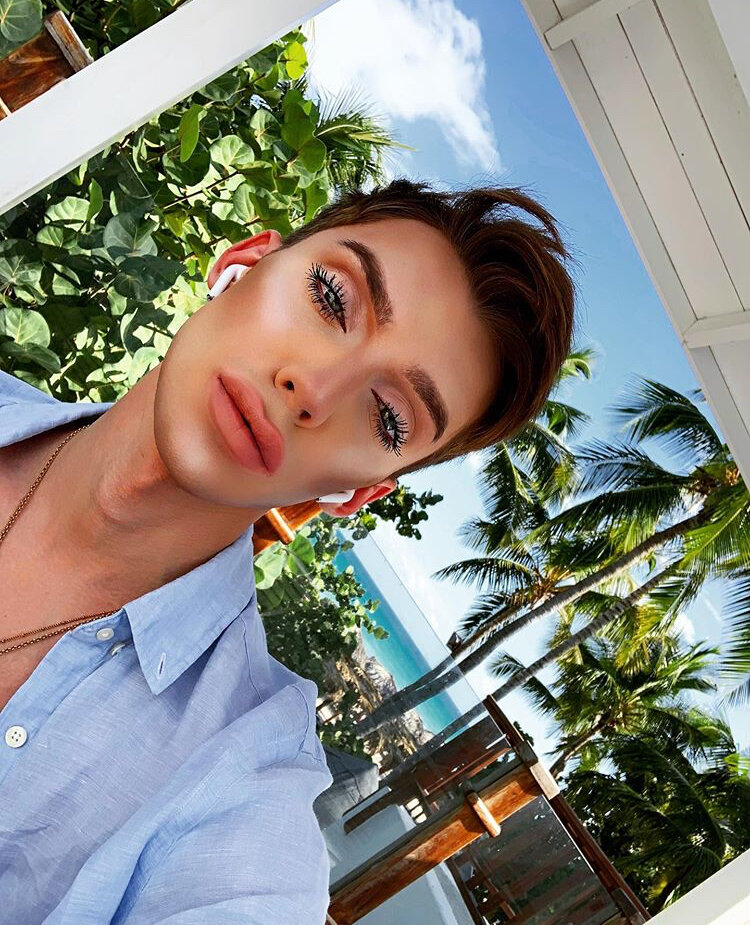 На фото Андрей Петров, известный визажист, блоггер. Скандальная личность среди остальных звёзд. Андрею приносит доход его талант.