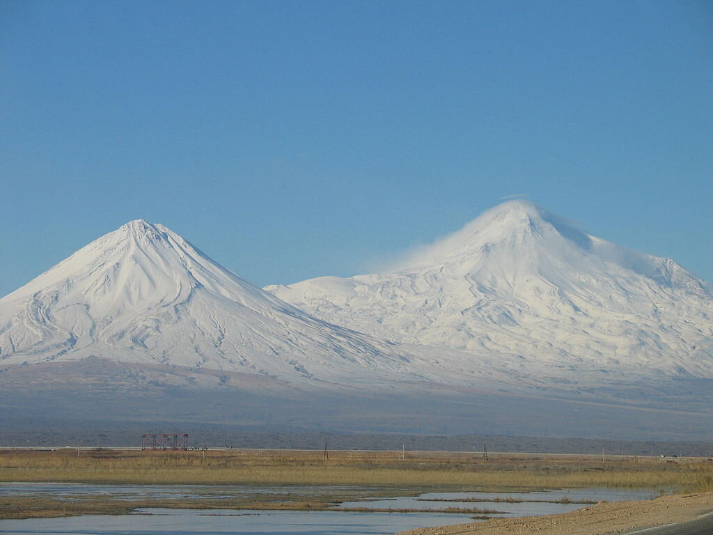 Большой и Малый Арарат. Фото википедия. https://tr.wikipedia.org/wiki/Dosya:B%C3%BCy%C3%BCk_ve_K%C3%BC%C3%A7%C3%BCk_A%C4%9Fr%C4%B1_Da%C4%9F%C4%B1.jpg