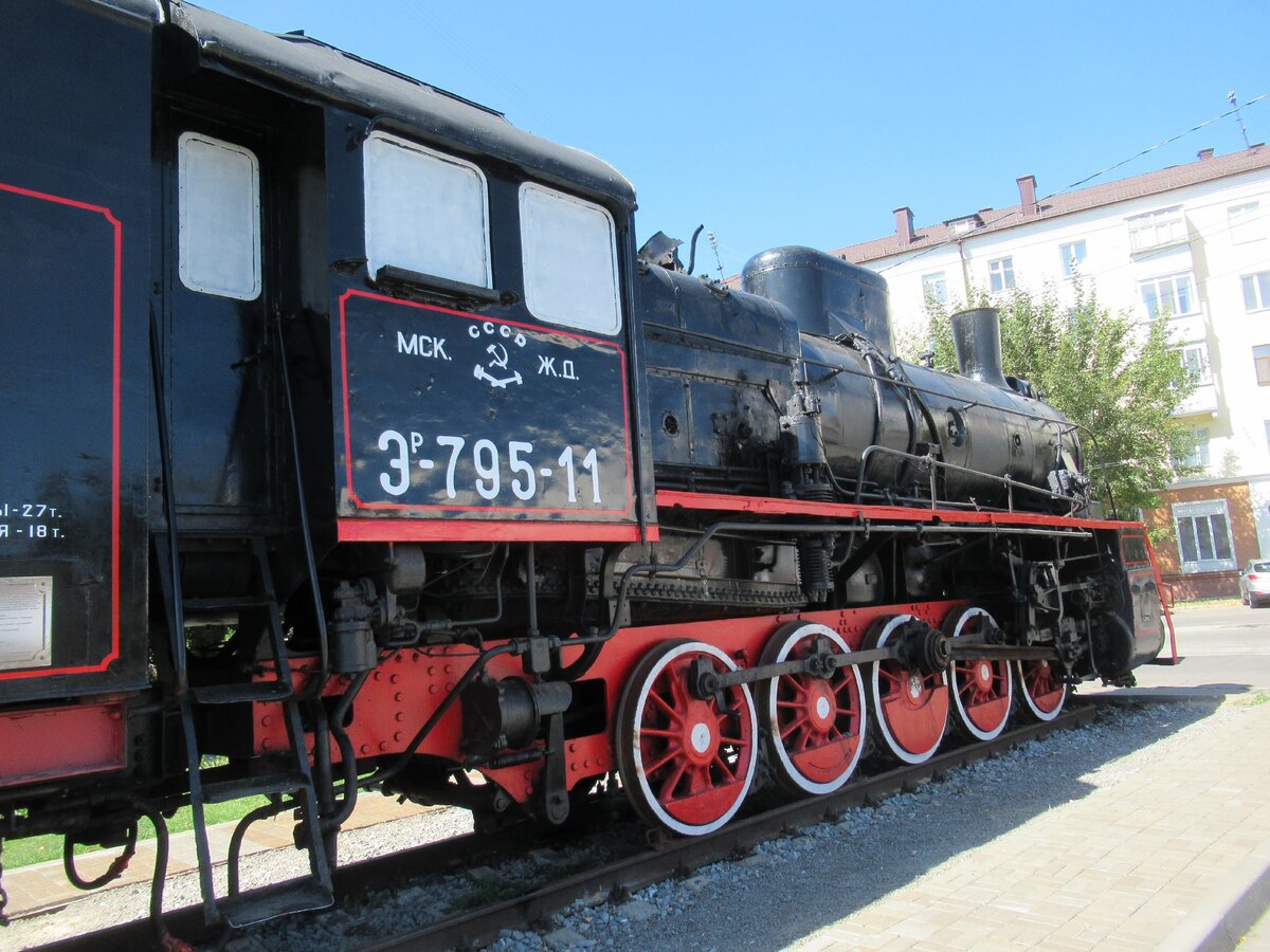 Трое паровозиком. Паровоз-памятник депо Ильича. Паровозы Эр 795-11. Паровоз Таганрог. Памятник паровоз в Таганроге.