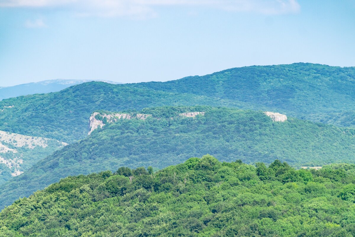 2. Прямоугольная гора Сандык-кая, на которой я был 21 апреля 2018 года. Чуть дальше - слева Кара-тепе, справа Куртлер-богаз, слева и совсем далеко Эндек. На ближнем плане  лесистый склон горы Караул-кая.