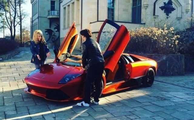 Ездит шоумен вот на такой невероятно крутой Lamborghini Murcielago

