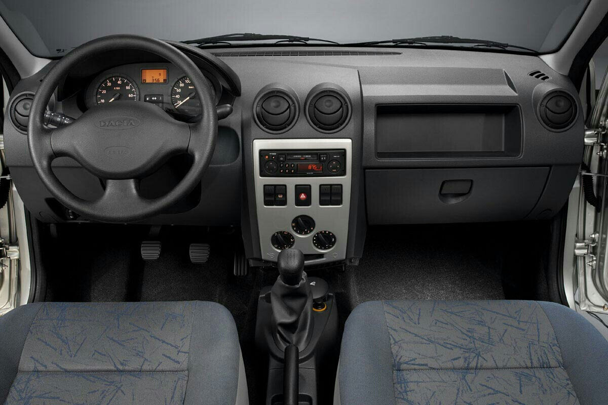 Простой салон не надоедает скрипами.