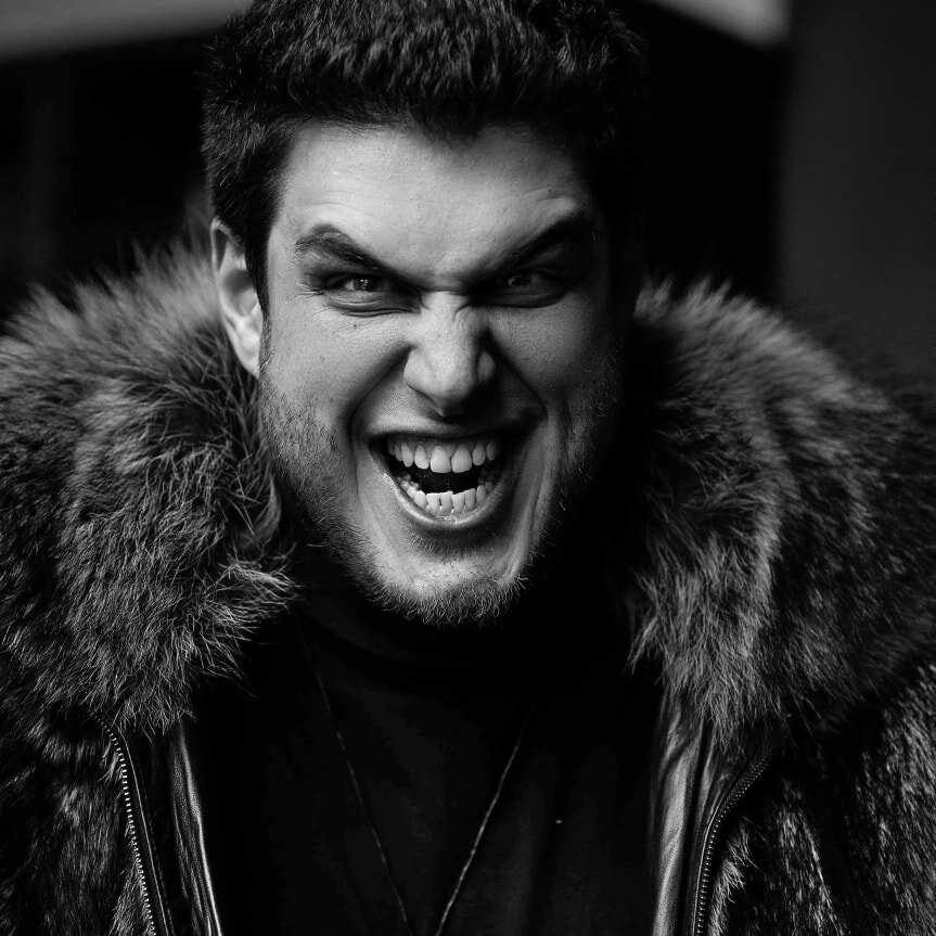 Актер, оперный певец, тренер по ораторскому искусству и актерскому мастерству Святослав Беседин в образе. На самом деле он милый )  Фото сделано в рамках социального проекта "Просто лица". Фотограф Наталья Петрова