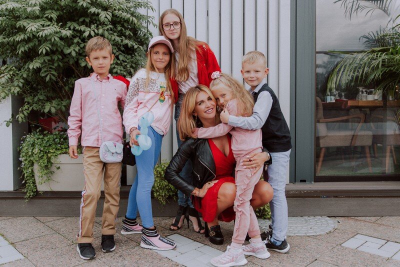 Молодая,красивая и успешная мама- пример для детей.