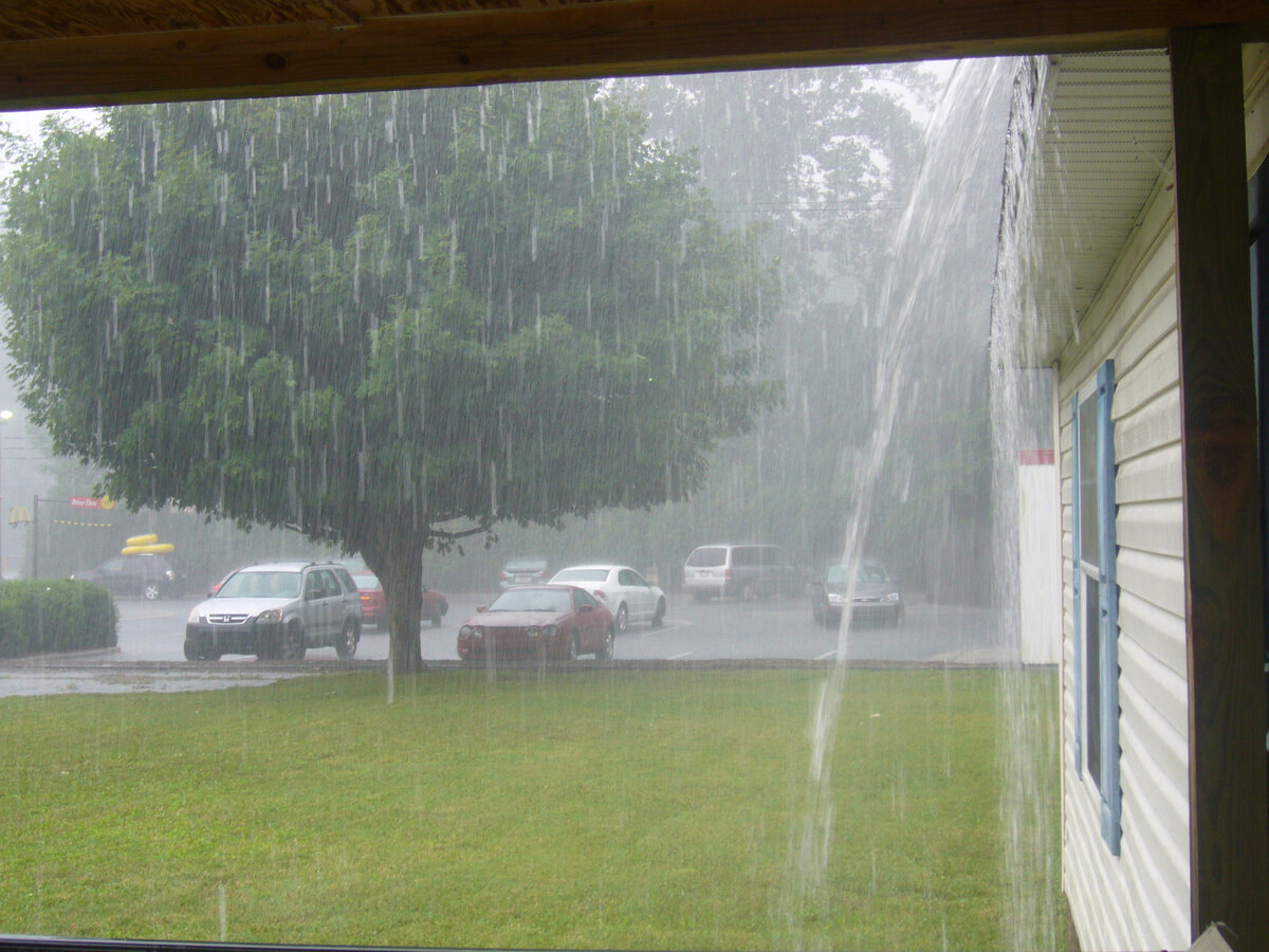 Это тропический ливень. Тучи всегда долго скапливаются в горах, и лишь когда их становится слишком много, они переваливаются через горы и всегда обрушиваются ливнем.