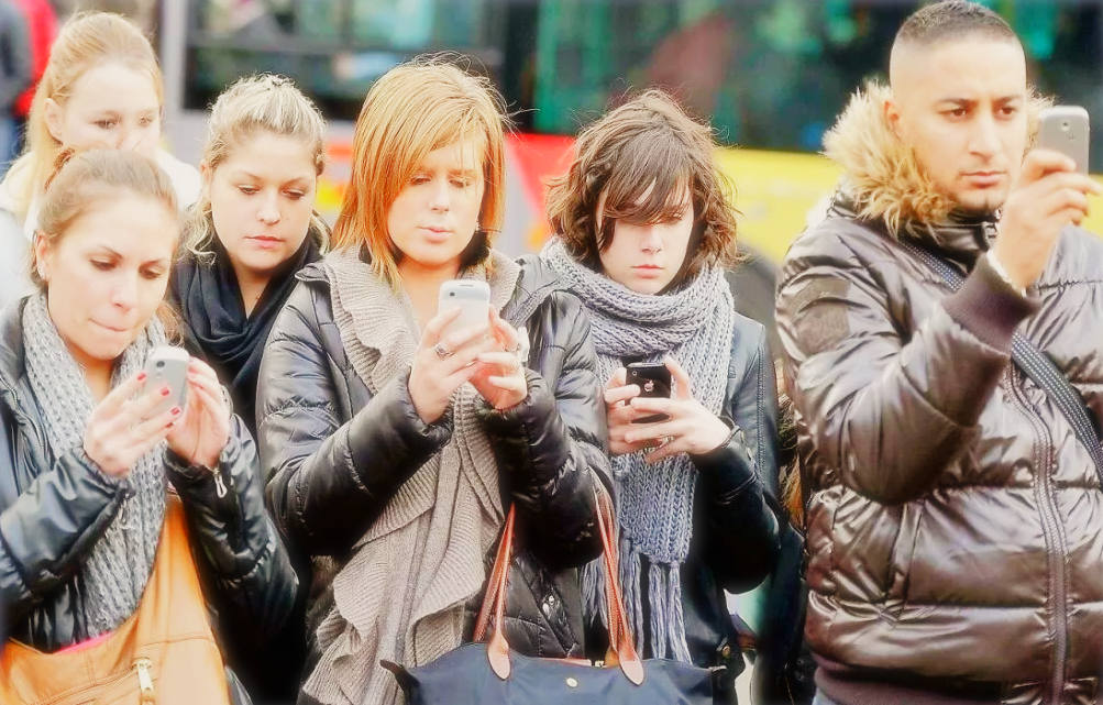 Как я отношусь к людям, которые идут и одновременно смотрят в смартфон