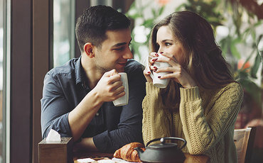 Фрагмент книги Грин Ф. Язык флирта. Слова и жесты — М.: Питер, 2012.

Язык флирта — самый распространенный язык отношений между мужчиной и женщиной. Некоторые владеют им от природы, но большинству нужны уроки! Язык флирта — это слова и жесты. Слова, смысл которых может быть явным и скрытым. И жесты, которые иногда понятнее любых слов. Хотите легко знакомиться и с самого начала производить неизгладимое впечатление? Хотите блистать в любой компании подобно бриллианту? Хотите, чтобы вас всегда и везде замечали? Хотите без труда открывать себе путь к любви, дружбе, сексу — с самыми интересными людьми?