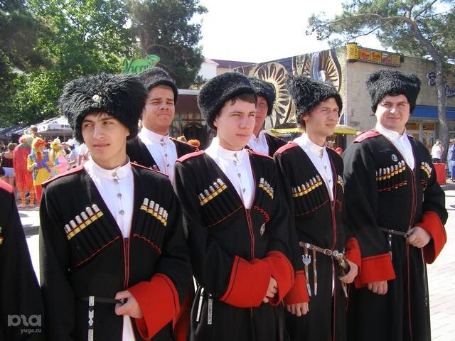 Кстати, многие туристы просто мечтают воочию увидеть традиционную русскую избу, основное жилище наших предков на протяжении многих веков. «Видел только на картинке, – пишет Сергей Кошкин. – Пришлось ехать в село Августовка Большечерниговского районного историко-краеведческого музея Саратовской области».