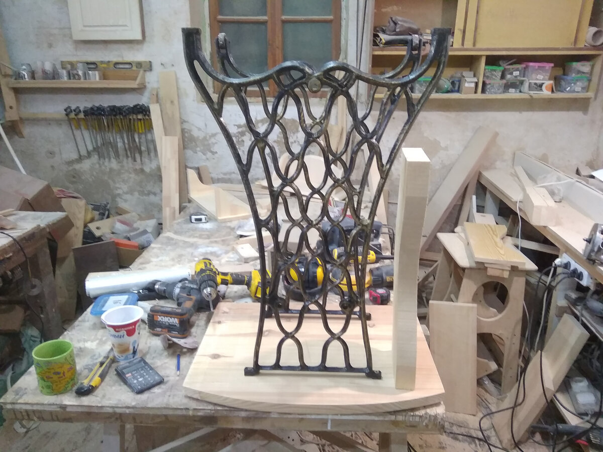 Столешница, ноги и творческий беспорядок