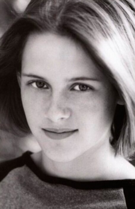 Актриса Голливуда,известна по фильмам:("Сумерки"2008,"Сумерки.Сага.Новолуние"2009,"Сумерки.Сага.Затмение"2010,"Сумерки.Сага.Рассвет часть1"2011,"Сумерки.Сага.Рассвет часть2"2012.