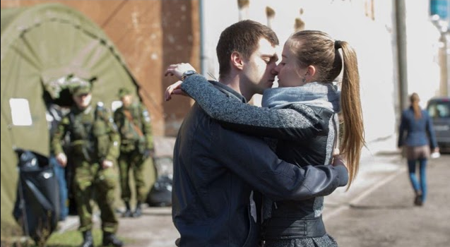 Фото девушка провожает парня в армию