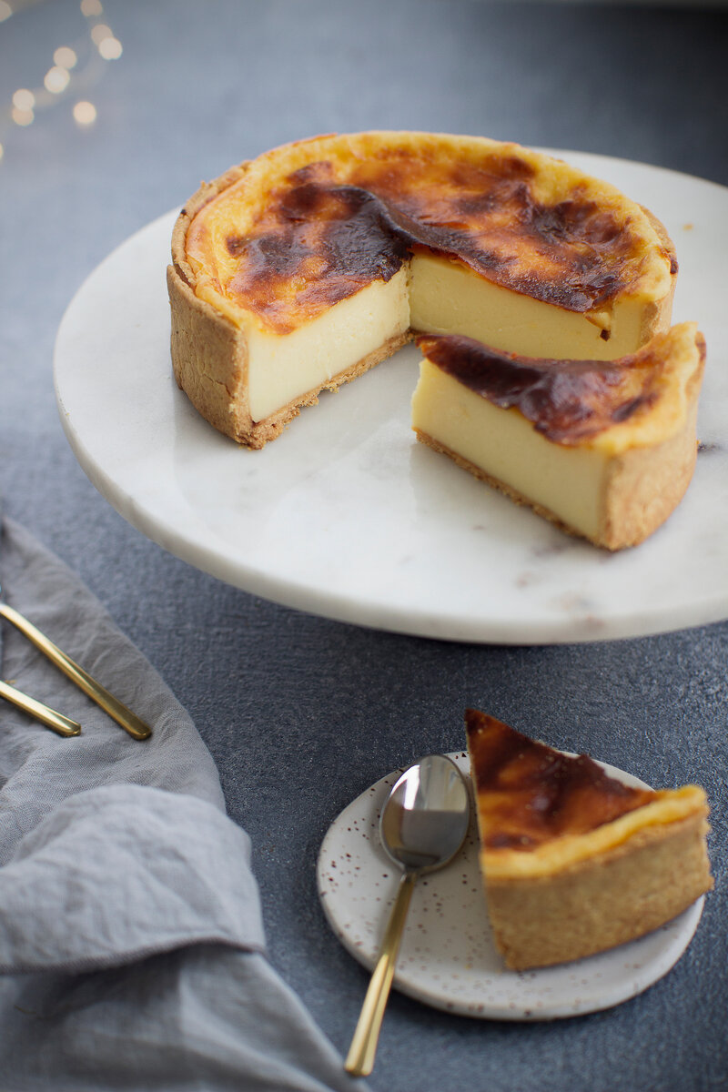  Мука 125 г Соль 1 г
Масло сливочное 65 г
Желток (от яйца кат. СО)
Вода 1,5 ст.л
Наполнение:
Молоко 250 мл
Сливки ж 33% 160 мл
Крахмал кукурузный 20 г
Сахар 100 г(можно уменьшить)
Желток (кат. СО)
Яйцо 1 шт (СО)
Масло сливочное 15 г
Тесто:
Муку , соль смешать при помощи насадки «весло» с нарезанным кусочками сливочным маслом до состояния крошки. Добавить желток и воду. Соединить в шар. Раскатать тесто до 0,4-0,5 мм. Аккуратно намотать на скалку и при ее помощи закрыть кольцо для выпечки. Сформировать дно и бортики, обрезать края. Убрать в морозилку на 20 минут. Выпекать, наколов вилкой, на силиконовом коврике около 15 минут при 180 градусах.
Заливка:
Яйцо, желток, сахар и крахмал соединить до равномерной массы. Молоко и сливки закипятить в сотейнике. При постоянном помешивании ввести сахарно-желтковую массу и довести на среднем огне до загустения. Добавить сливочное масло, тщательно перемешать . Залить на выпеченную заготовку и убрать в разогретую до 180 градусов духовку на 40 минут. 